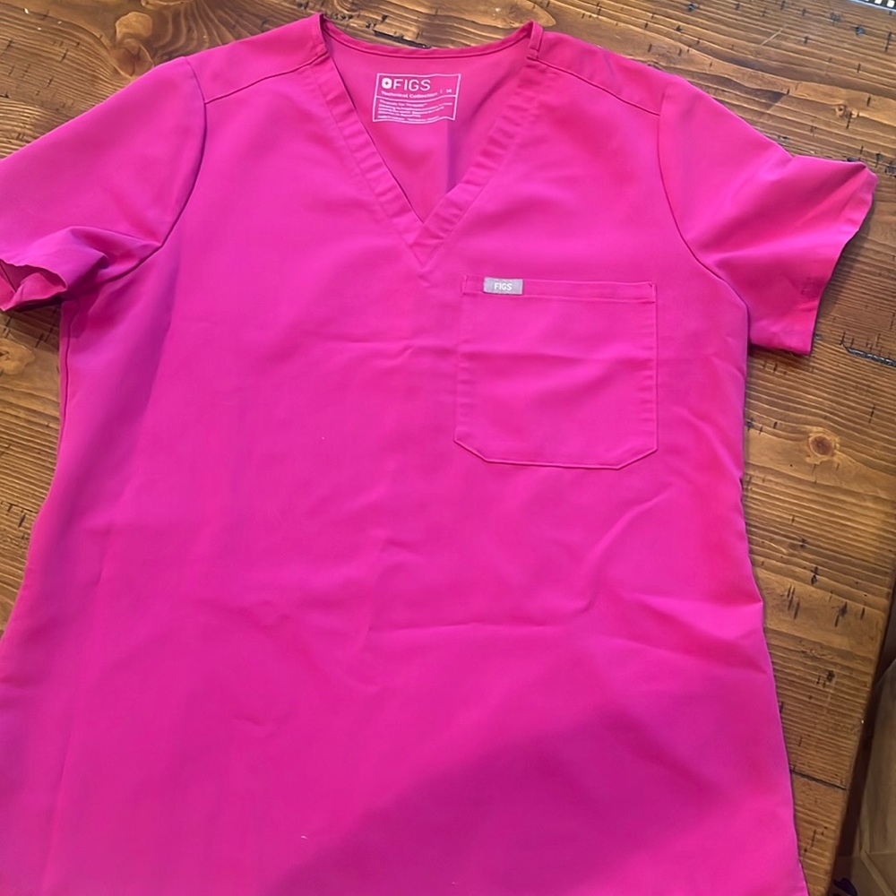 Women’s FIGS medium scrub top.